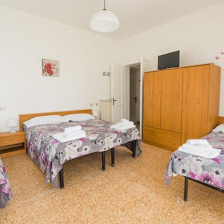 Casa Violetta Bed & Breakfast Marina di Massa Luaran gambar