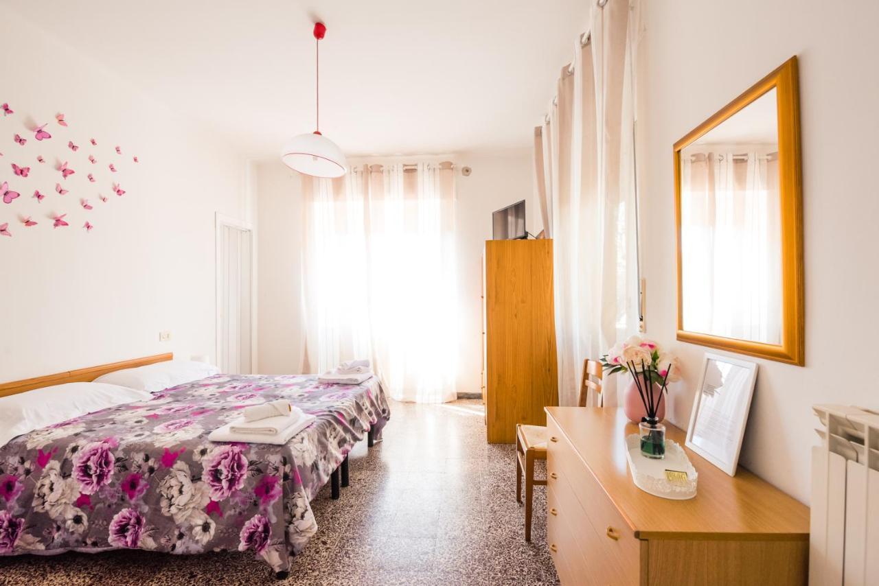 Casa Violetta Bed & Breakfast Marina di Massa Luaran gambar