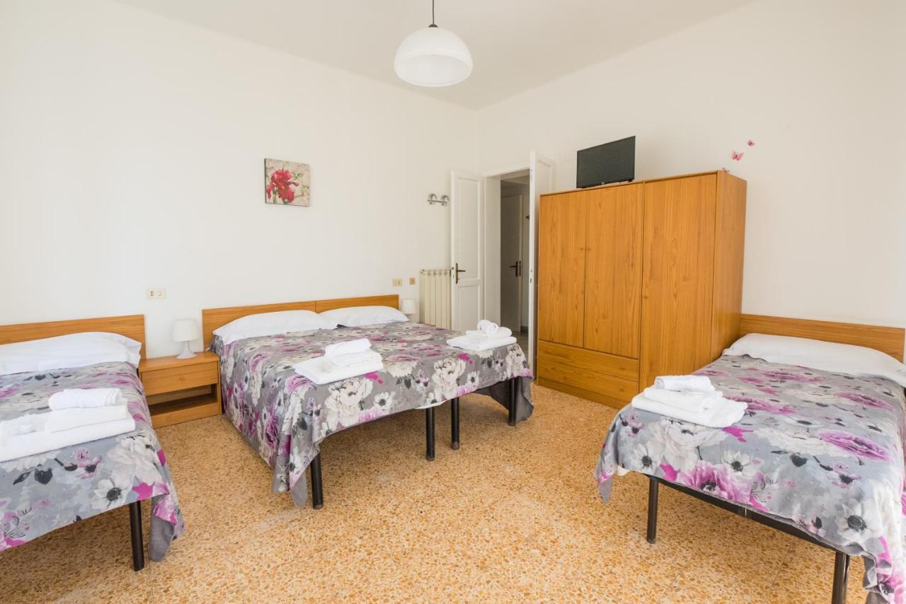 Casa Violetta Bed & Breakfast Marina di Massa Luaran gambar