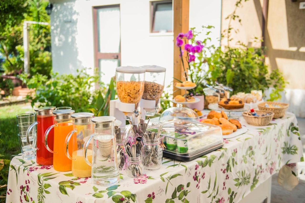 Casa Violetta Bed & Breakfast Marina di Massa Luaran gambar
