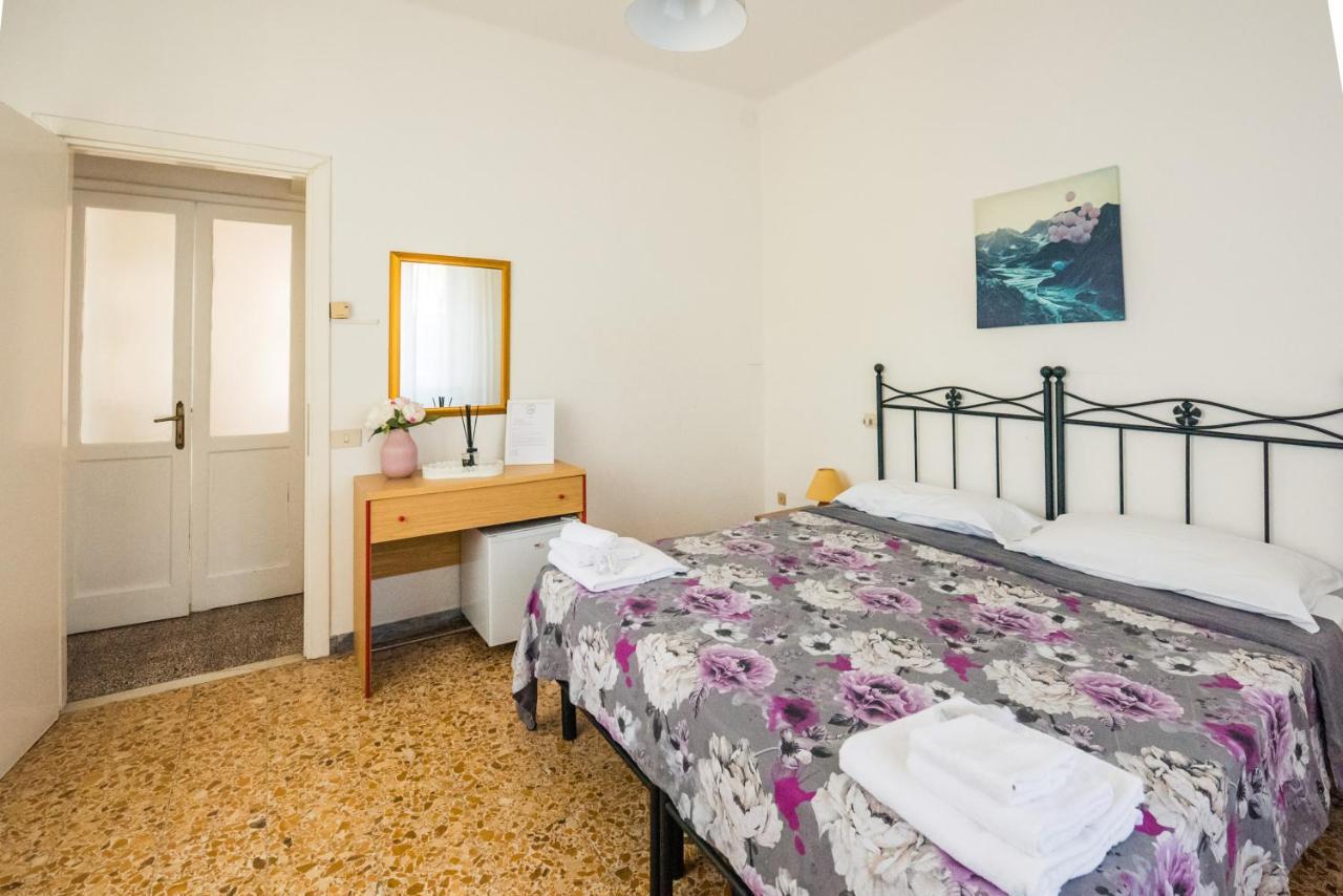 Casa Violetta Bed & Breakfast Marina di Massa Luaran gambar