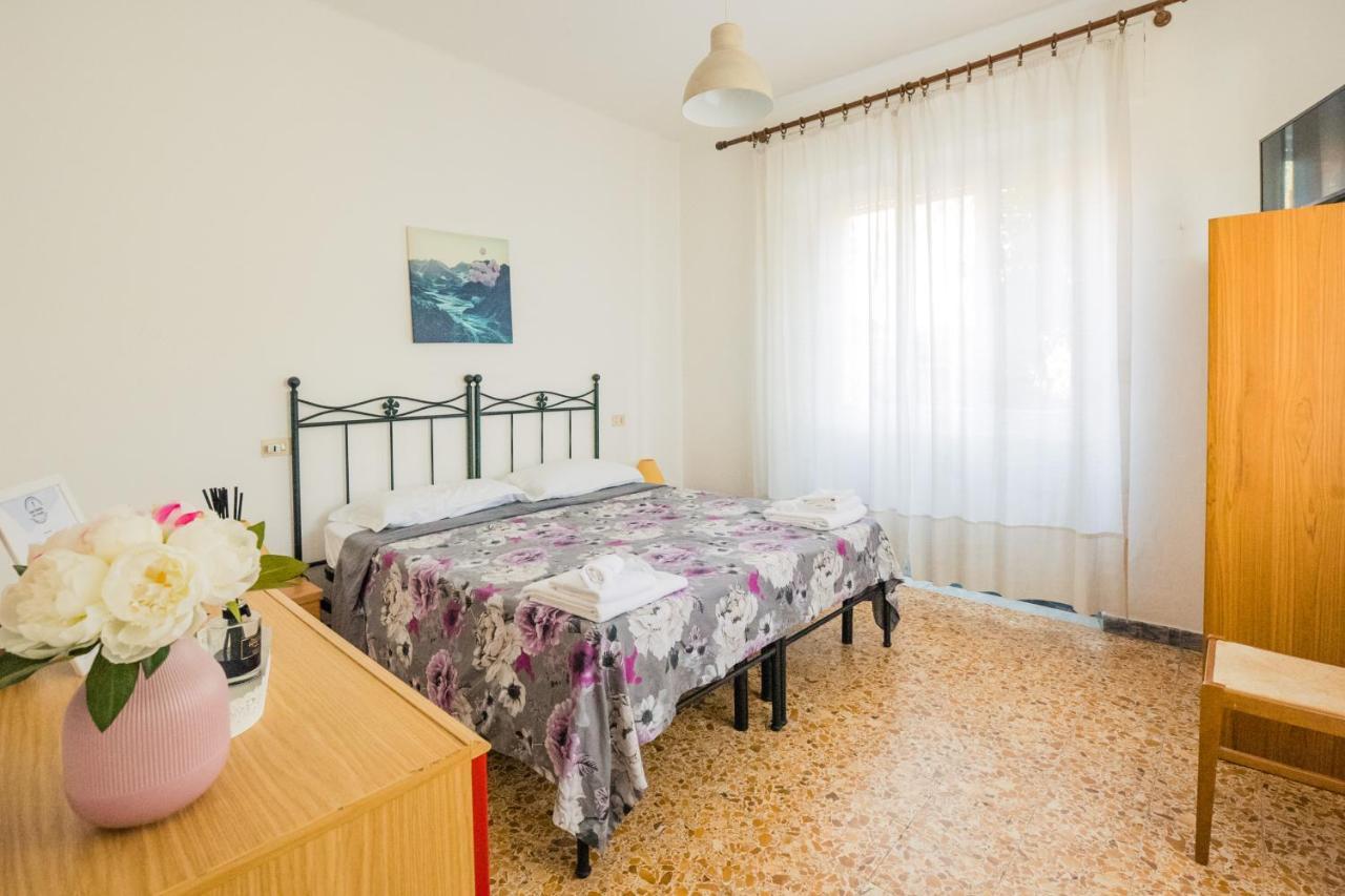 Casa Violetta Bed & Breakfast Marina di Massa Luaran gambar