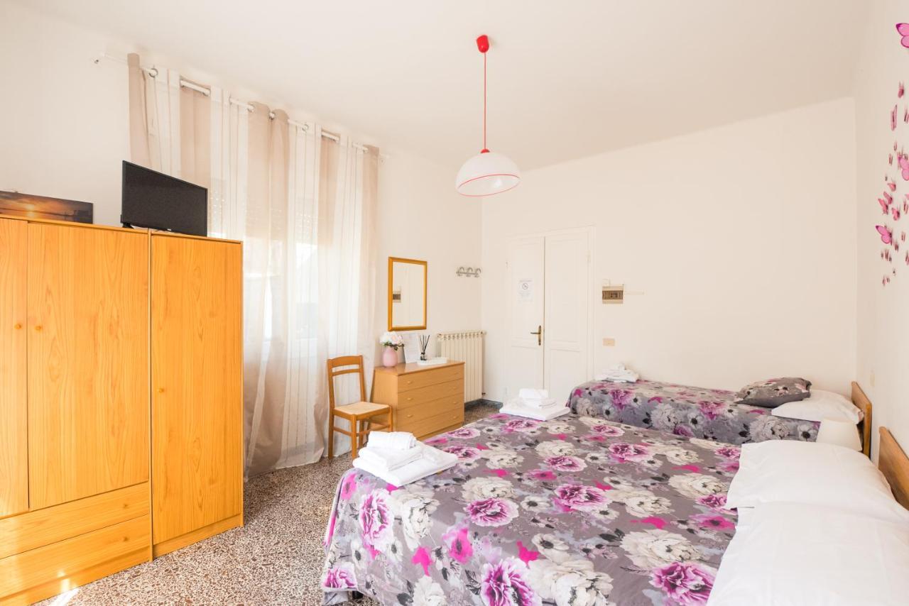 Casa Violetta Bed & Breakfast Marina di Massa Luaran gambar