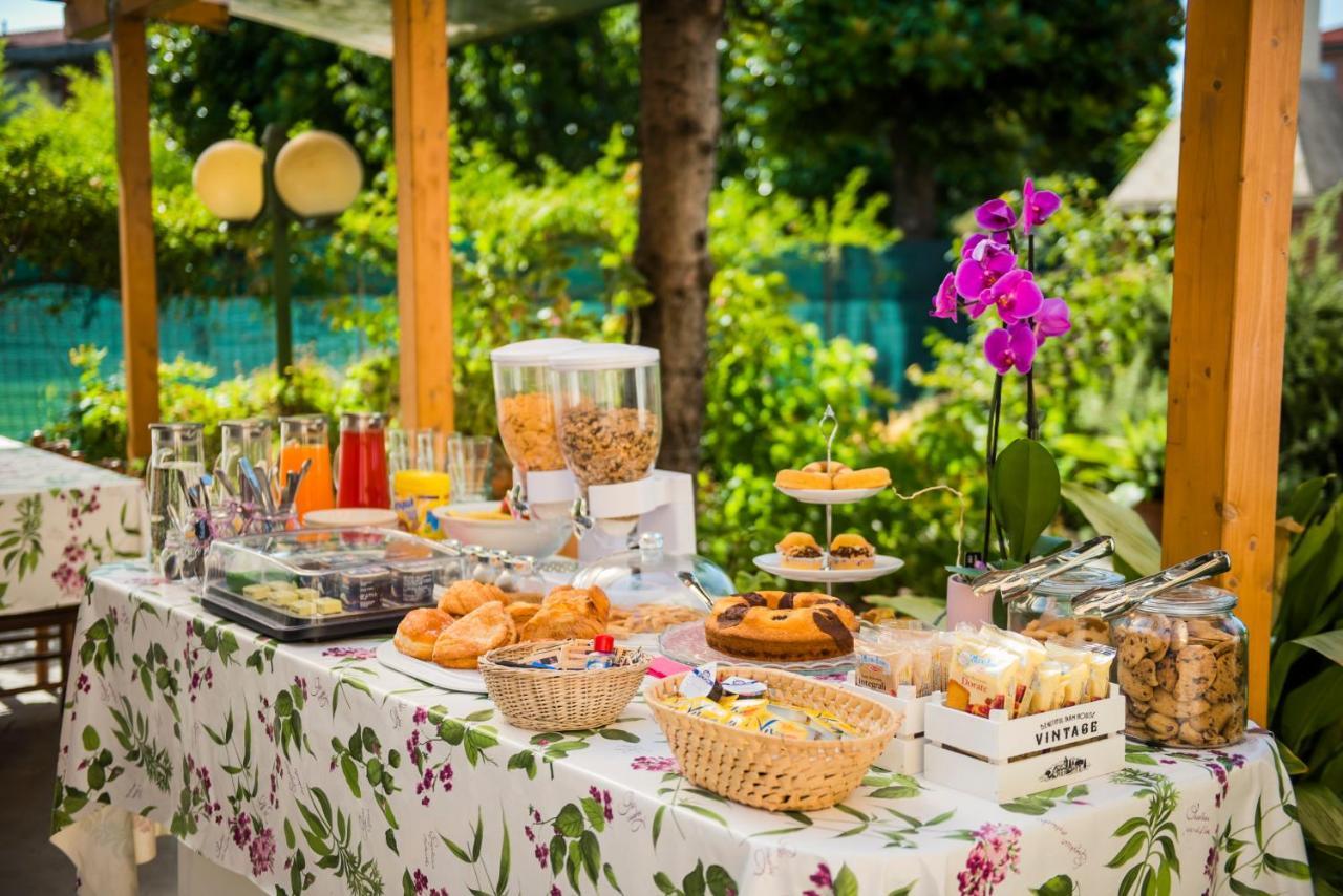 Casa Violetta Bed & Breakfast Marina di Massa Luaran gambar