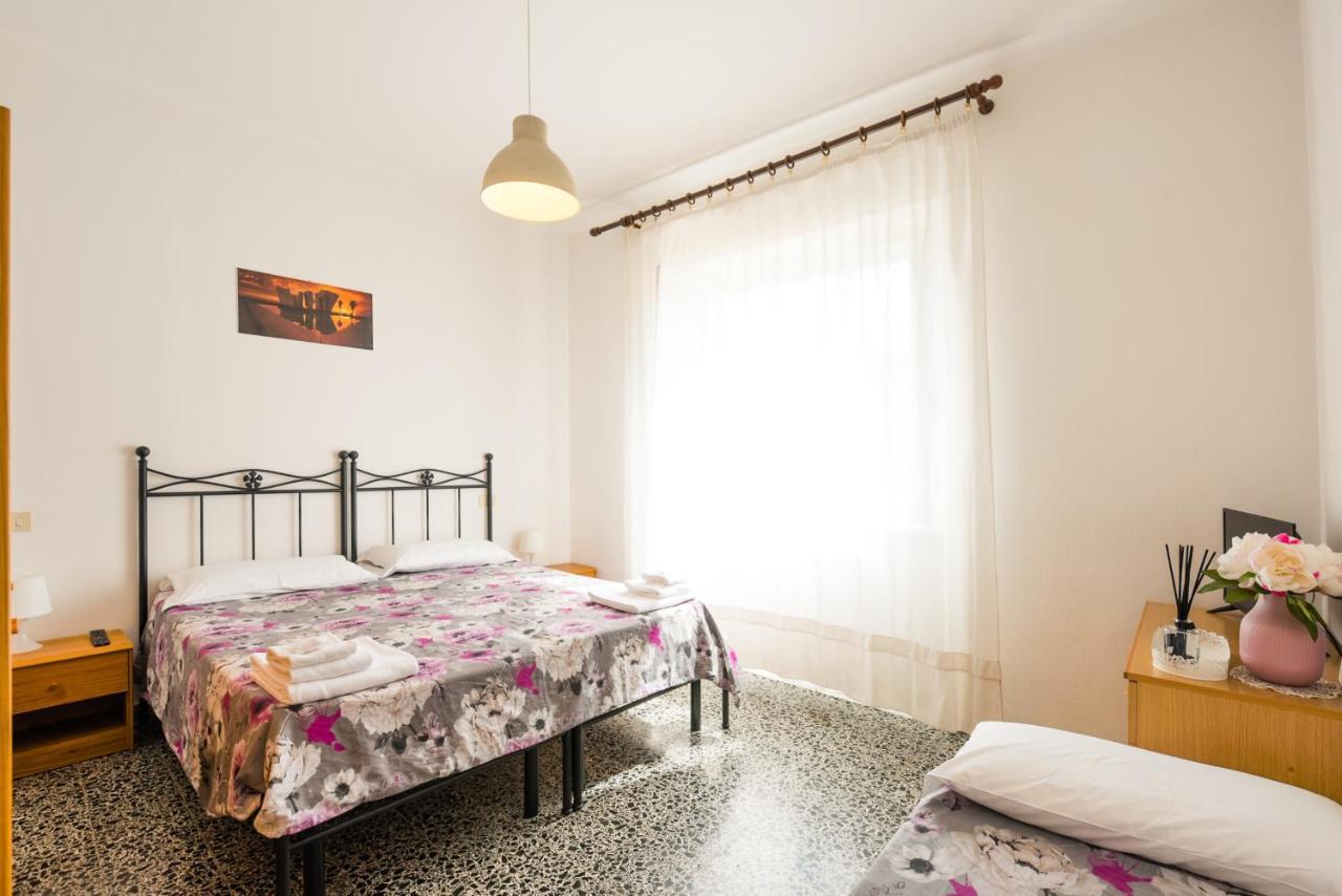 Casa Violetta Bed & Breakfast Marina di Massa Luaran gambar